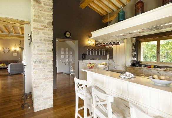 The kitchen with a central island - Casale delle Lavande