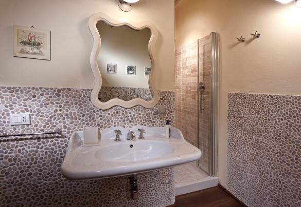 Bathroom with hydromassage tub and shower n. 4 en-suite at the bedroom n. 4- Casale delle Lavande 