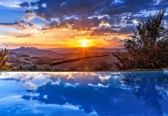 La bellissima piscina al tramonto con Todi in primo piano - Casale delle Lavande 