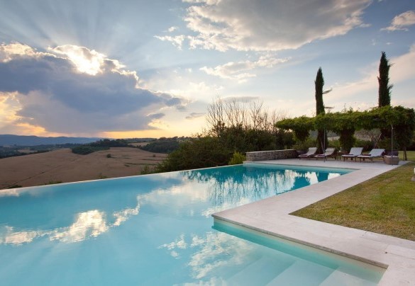 La bella piscina con solarium attrezzato e il gazebo sullo sfondo -  Casale delle Lavande 