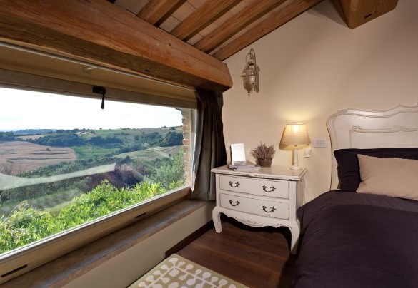Double bedroom with tub n.2 at the first floor with bathroom en-suite with shower n.2 - Casale delle Lavande 