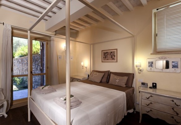 Double bedroom n.3 at the basement with bathroom en-suite n.3 - Casale delle Lavande 