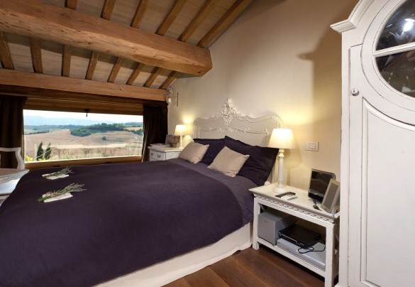 Double bedroom with tub n.2 at the first floor with bathroom en-suite with shower n.2 - Casale delle Lavande 