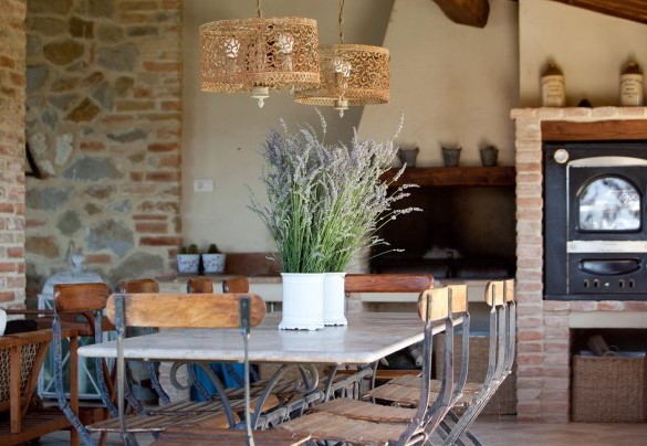 Il porticato è attrezzato con il barbecue in muratura - Casale delle Lavande 
