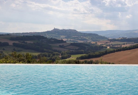 La bellissima piscina a sfioro con la vista verso Todi - Casale delle Lavande 