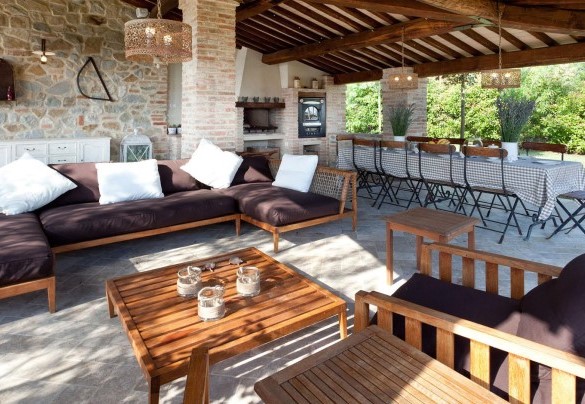 Il porticato è attrezzato con il barbecue in muratura -  Casale delle Lavande 