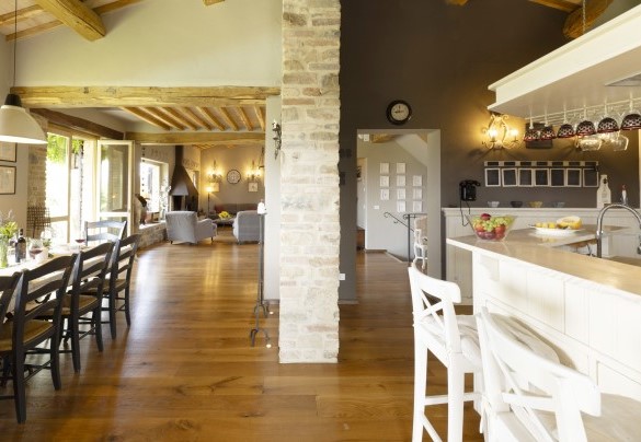 The bright open-plan living area with dining area and kitchen - Casale delle Lavande 