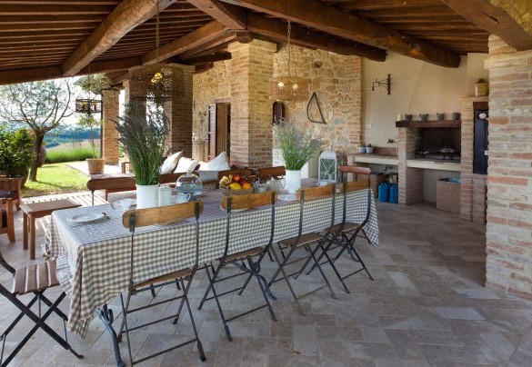 Il porticato con tavolo da pranzo in comoda posizione davanti alla cucina -  Casale delle Lavande 