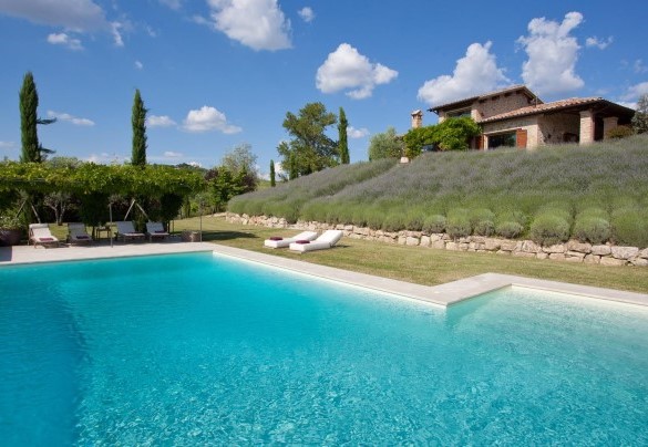 La piscina a sfioro è adagiata sul terrazzamento inferiore della proprietà - Casale delle Lavande 