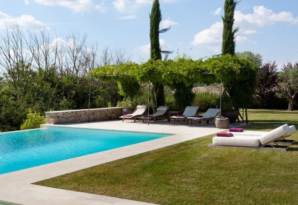 La bella piscina con solarium attrezzato e il gazebo sullo sfondo -  Casale delle Lavande 