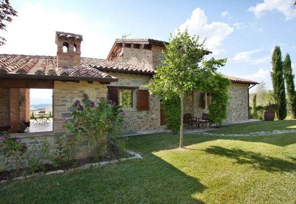 L'entrata principale e il porticato - Casale delle Lavande 