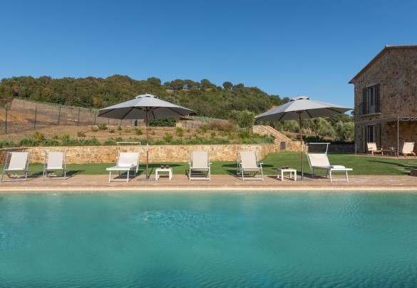 La piscina misura 13 m di lunghezza e 5 m di larghezza - Casale Grottini