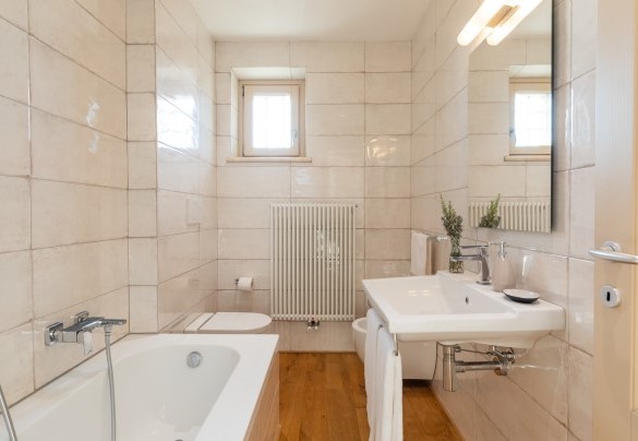 Bagno con vasca en-suite. Primo piano - Casale Grottini
