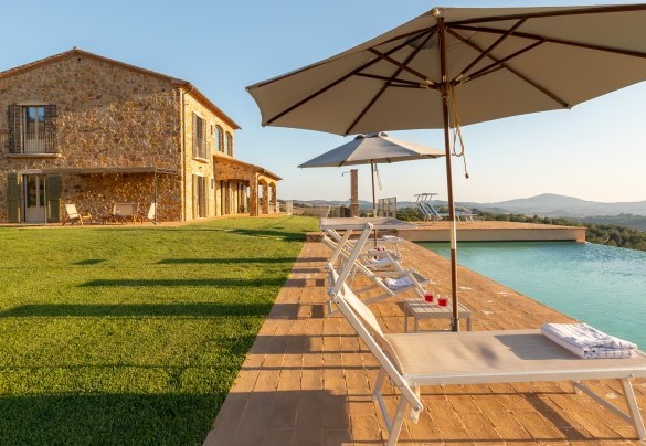 La piscina è di forma rettangolare con profondità costante di 1,4 m - Casale Grottini