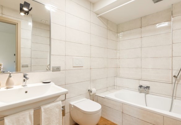 Bagno con vasca en-suite. Piano terra - Casale Grottini