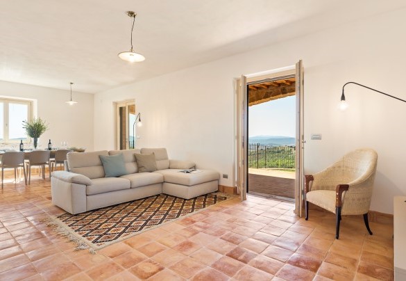 Il luminoso open space al piano terra costituito dal salotto con Smart tv e dalla sala da pranzo, con uscite nel porticato - Casale Grottini