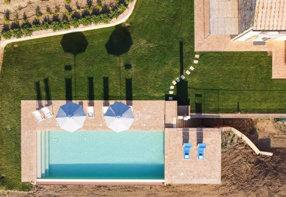 La piscina ha i bordi in cotto, il rivestimento in pvc touch color sabbia, è igienizzata a sale, vi si accede tramite tre gradini posti lungo tutto un lato corto - Casale Grottini