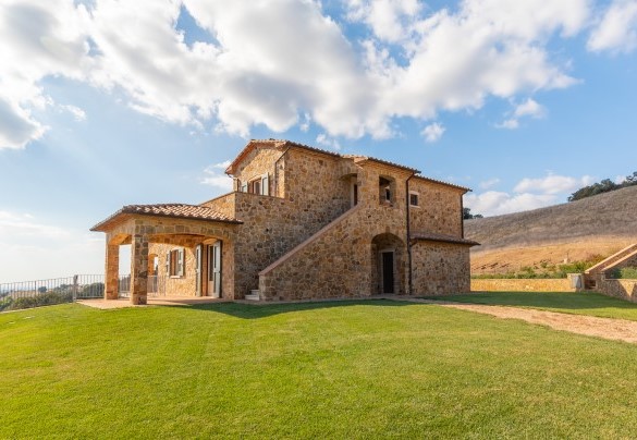 Il prato lambisce sia il perimetro della casa che la piscina - Casale Grottini