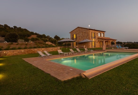 La piscina è illuminata internamente e nel solarium - Casale Grottini