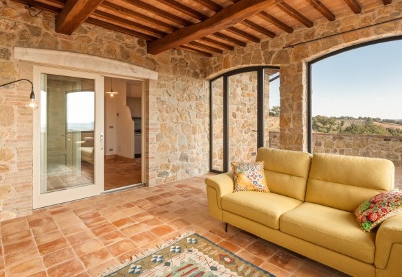 Il living al primo piano con Smart Tv e uscita sulla terrazza panoramica - Casale Grottini
