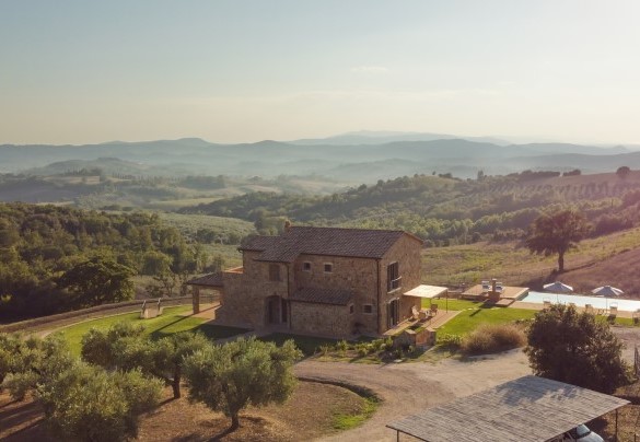 La proprietà si estende per 22 ettari su un terreno collinare coltivato a seminativi, oliveti e vigneti intramezzati da aree boschive - Casale Grottini
