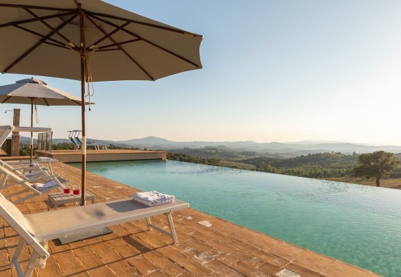 La piscina è infinity lato valle - Casale Grottini