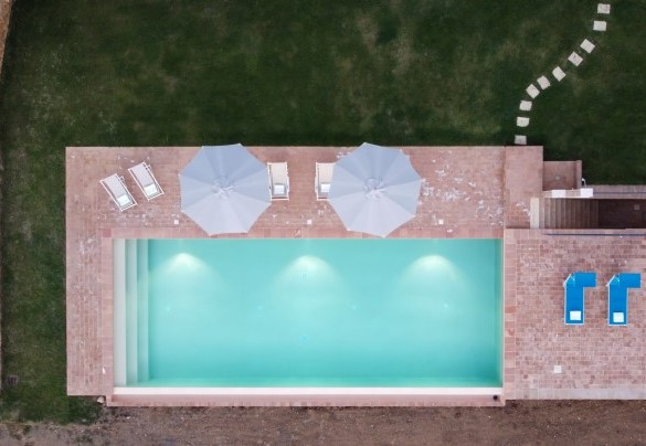 La piscina è illuminata internamente (luci led ad accensione manuale) e nel solarium (lampioncini con sensore crepuscolare) - Casale Grottini
