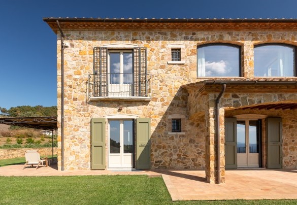 A pochi passi dalla piscina c’è la pergola in bambù con salotto all’aperto e barbecue elettrico - Casale Grottini