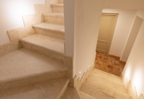 La scala interna in travertino che collega i tre piani della villa - Casale Grottini
