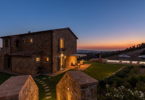La villa illuminata dopo il tramonto - Casale Grottini