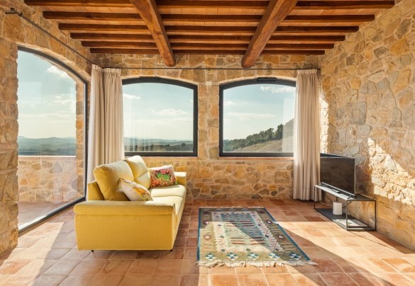 Il living al primo piano con Smart Tv e uscita sulla terrazza panoramica - Casale Grottini
