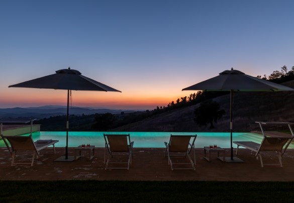 La piscina nello scenario unico di questo areale della Maremma Toscana - Casale Grottini