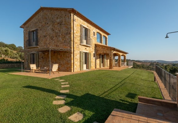 Il parco si sviluppa su più livelli terrazzati serviti da scale e gradini in travertino - Casale Grottini
