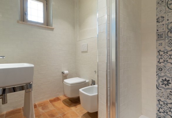 Bagno con doccia adiacente alla camera e a servizio del piano terra - Casale Grottini