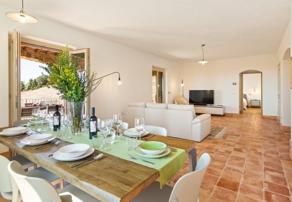 Il luminoso open space al piano terra costituito dal salotto con Smart tv e dalla sala da pranzo, con uscite nel porticato - Casale Grottini