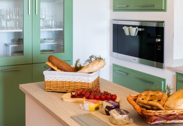 La cucina completamente accessoriata e con isola. Piano terra - Casale Grottini