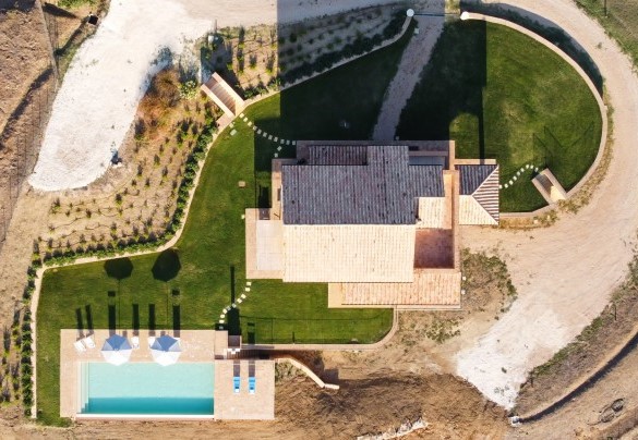 La piscina è comodamente raggiungibile dal porticato (20 m) e dalla pergola (10 m) scendendo 2 gradini - Casale Grottini