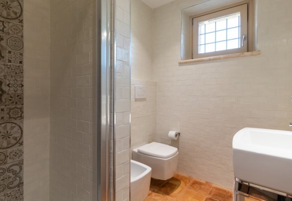 Bagno con doccia adiacente alla camera e a servizio del primo piano - Casale Grottini