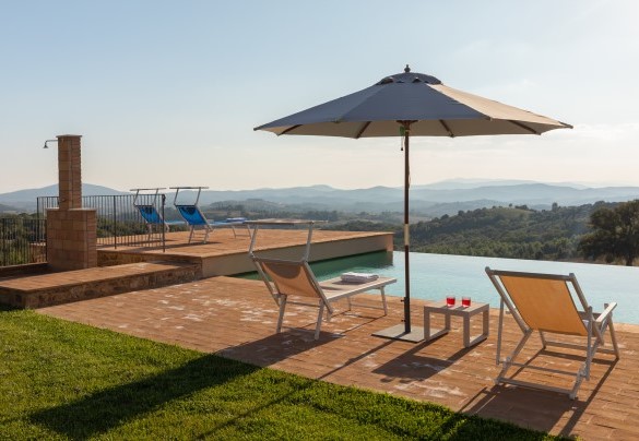 Il solarium ospita 2 ombrelloni, lettini, sdraio e la doccia ad acqua calda - Casale Grottini
