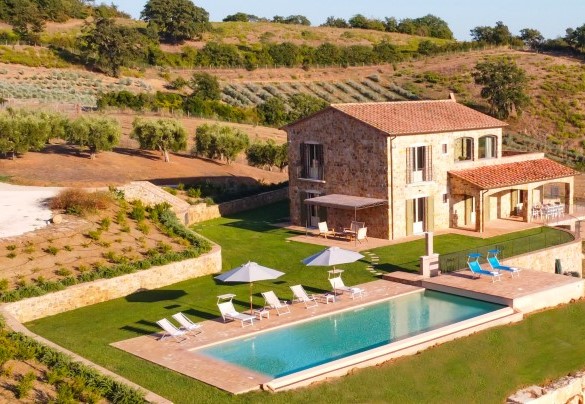 La piscina ha il solarium in cotto artigianale incorniciato da soffice prato - Casale Grottini