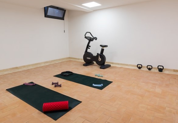 Stanza con cyclette al piano seminterrato - Casale Grottini