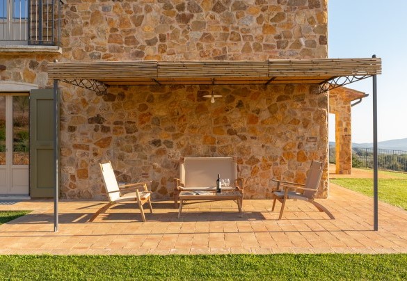 A pochi passi dalla piscina c’è la pergola in bambù con salotto all’aperto e barbecue elettrico - Casale Grottini