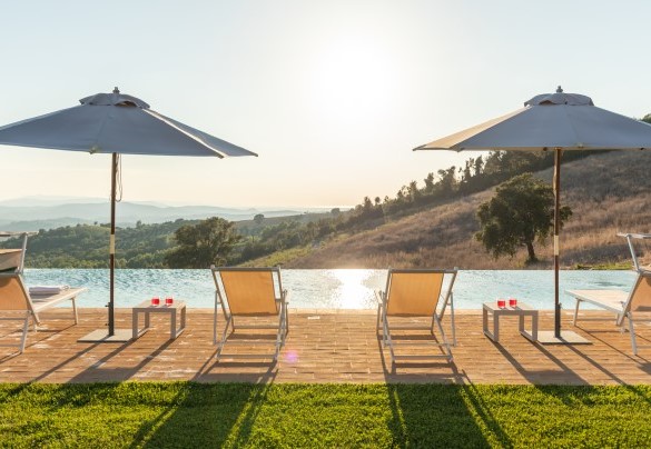 La piscina sempre esposta al sole è panoramica sulla valle con le colline all’orizzonte ed il mare sullo sfondo - Casale Grottini