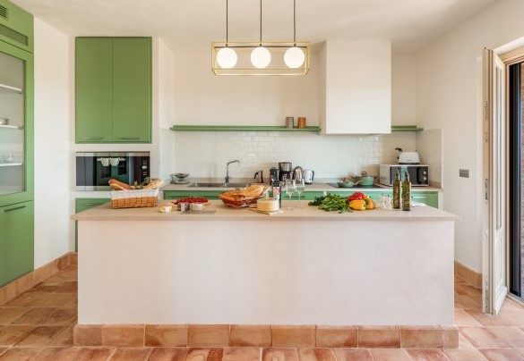 La cucina completamente accessoriata e con isola. Piano terra - Casale Grottini
