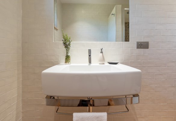 Bagno con doccia adiacente alla camera e a servizio del primo piano - Casale Grottini