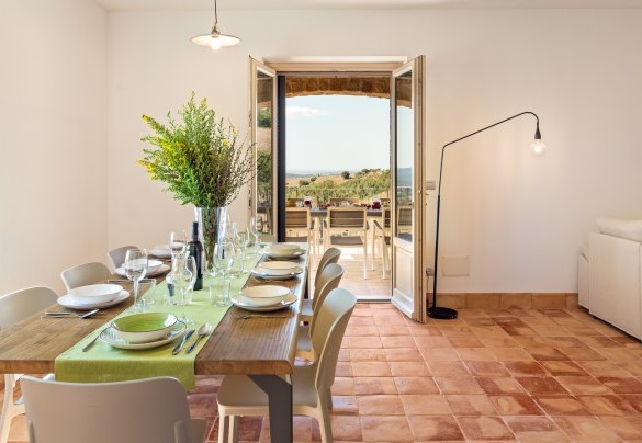 Il luminoso open space al piano terra costituito dal salotto con Smart tv e dalla sala da pranzo, con uscite nel porticato - Casale Grottini