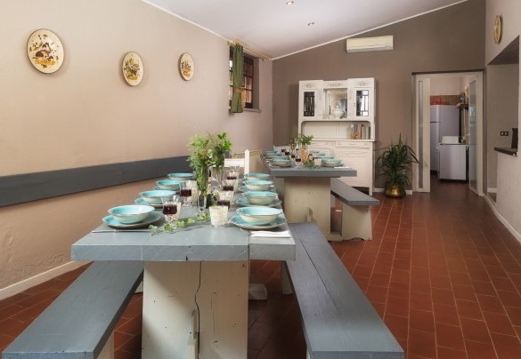 La sala da pranzo con i tavoli imbanditi per un pranzo in compagnia - Casale Il Torchio