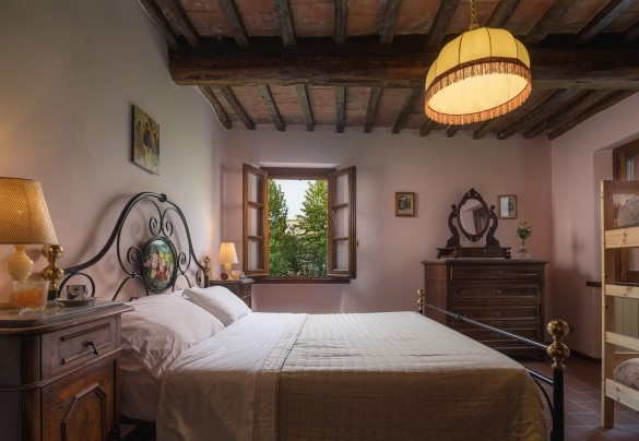 Camera matrimoniale, con letto castello aggiunto, n. 3 al primo piano con bagno adiacente - Casale Il Torchio 
