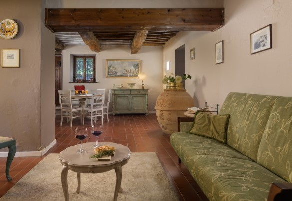 Il salotto al piano terra con divani, poltrone, tavoli e sedie - Casale Il Torchio