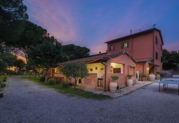 L'annesso, una volta adibito a stalle, e il casale sullo sfondo - Casale Il Torchio  
